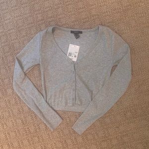 Forever 21 nwt cropped grey long sleeve v-neck button down with sleeve slits